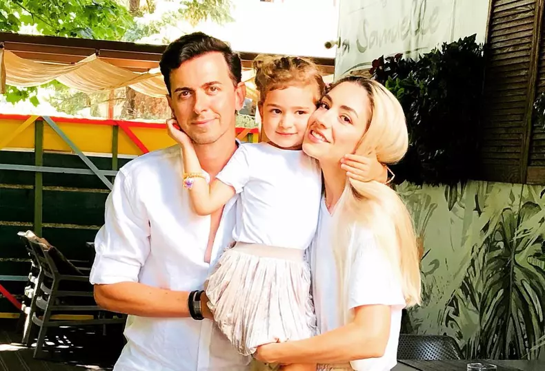 Misty și Keo alături de fiica lor