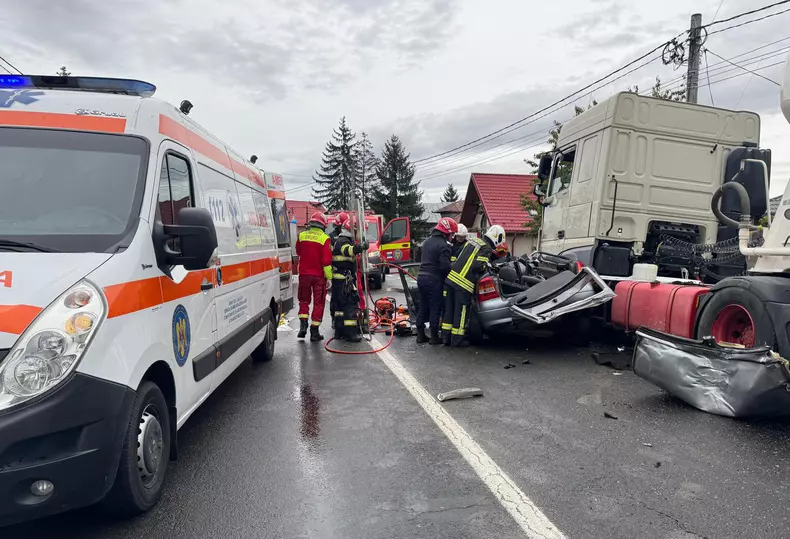 O mașină s-a izbit violent de oo cisternă. Foto Se întâmplă în Vâlcea