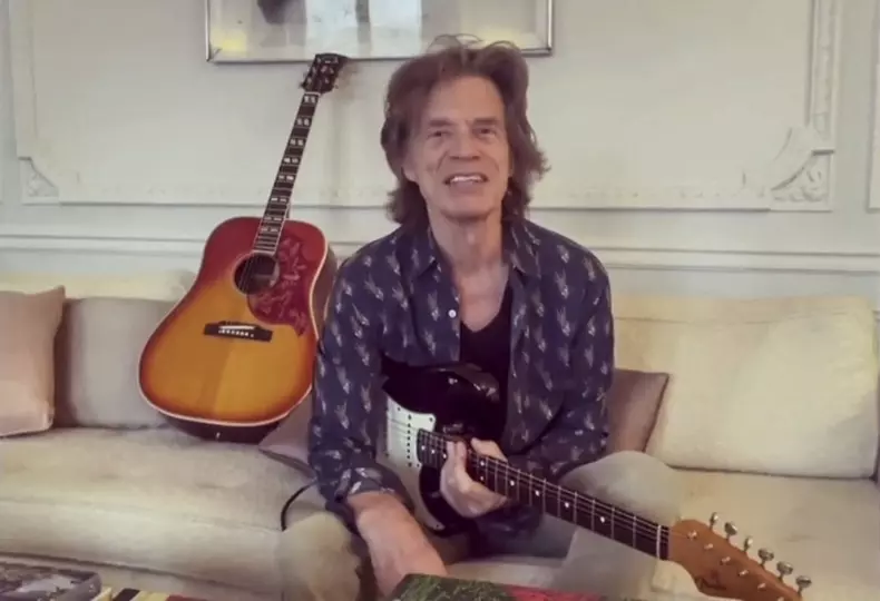 Les stars partagent leurs tenues et leurs moments intimes sur les réseaux sociaux