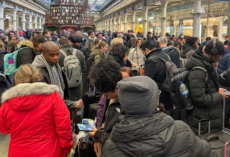 Overcrowding at London St Pancras International station, London, UK - 21 Dec 2023