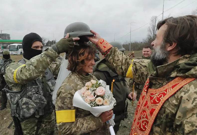 Ukrainian territorial defense fighters tie the knot amid Russian military operation