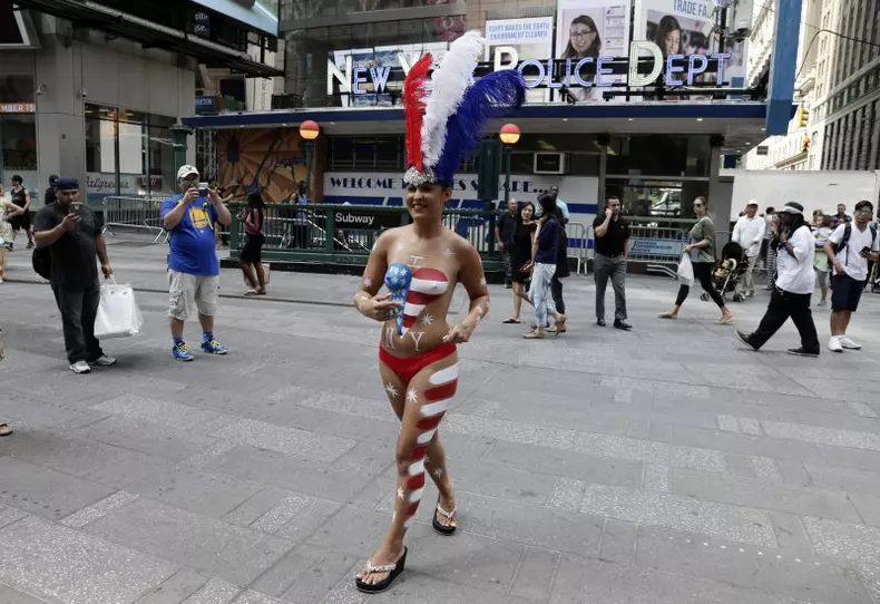 Times_Square_topless_EPA_9.jpg
