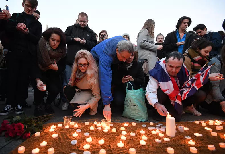 Sute de britanici au aprins lumânări în Piața Trafalgar
