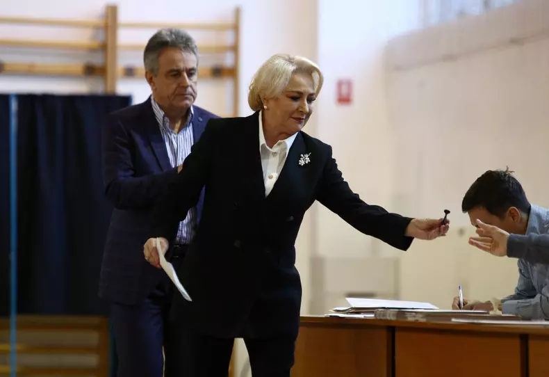 Viorica Dancila a votat la referendumum pentru redefinirea familiei (9)