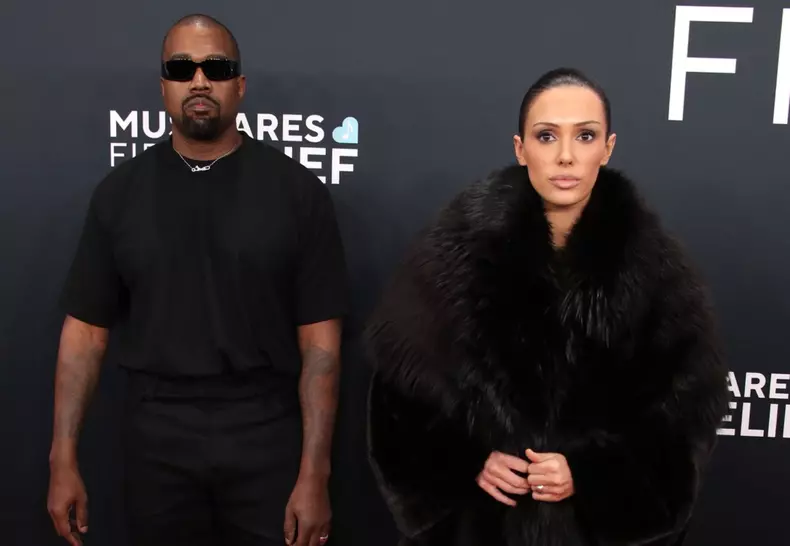 Bianca Censori și Kanye West la Grammy 2025