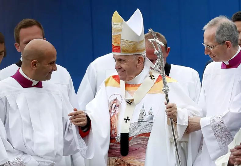 Veșmintele pe care Papa Francisc le-a purtat la Şumuleu Ciuc au fost făcute de un designer român