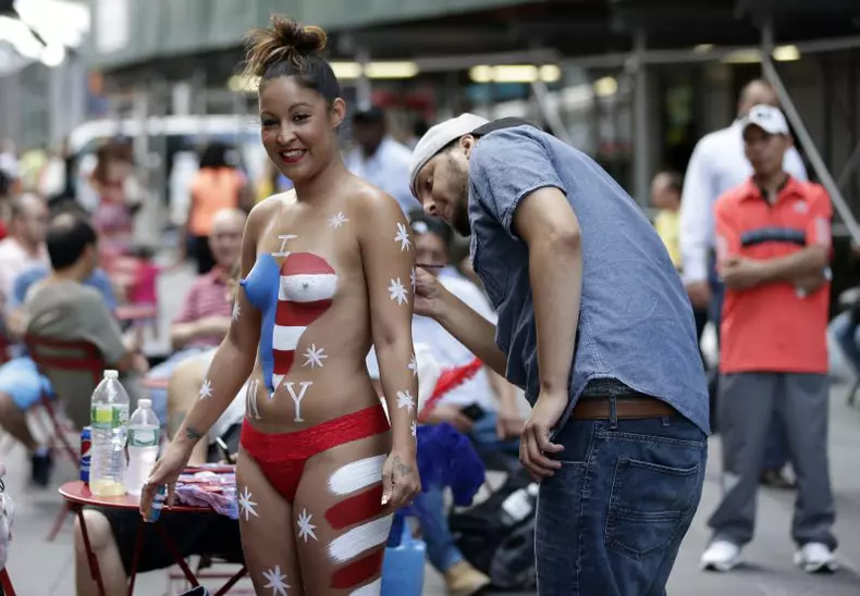 Times_Square_topless_EPA_8.jpg