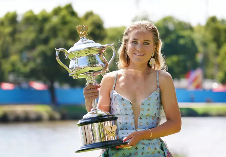 Sofia Kenin a făcut o ședință foto specială la Melbourne după ce a cucerit trofeulDaphne Akhurst Memorial Cup FOTO: EPA