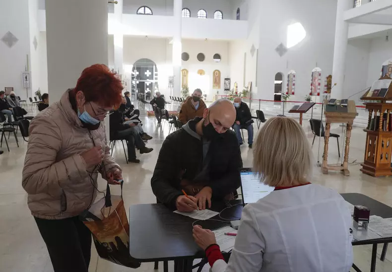 Biserică Greco-Catolică din Ucraina, transformată în centru de vaccinare. Foto: EPA