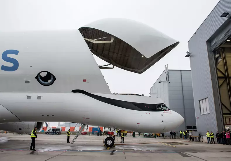 Airbus Beluga XL lands in Hamburg