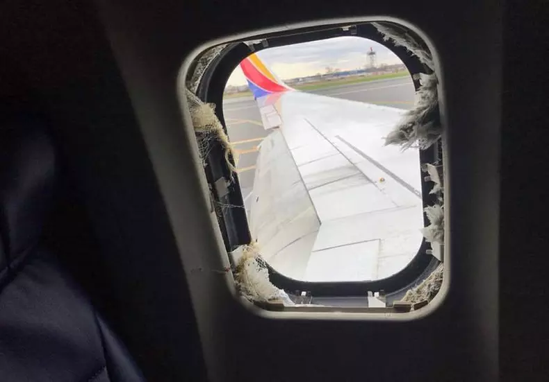 geamul avionului s-a spart in urma exploziei
