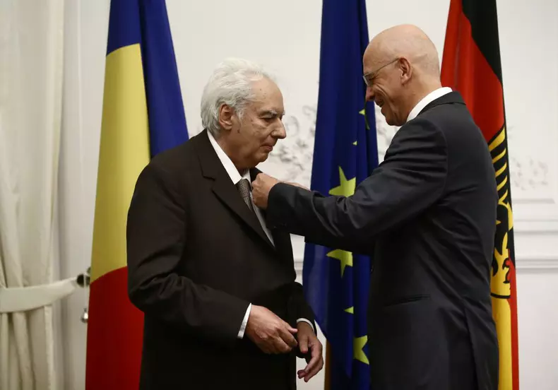 lucian boia decorat foro vlad chirea (11)