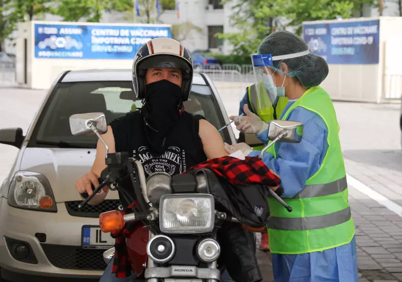 Vaccinare din mașină în Piața Constituției foto: Vlad Chirea
