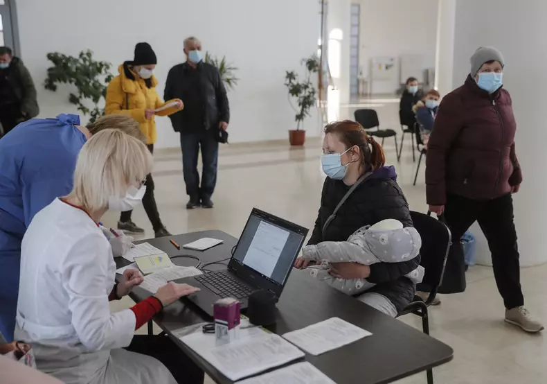 Biserică Greco-Catolică din Ucraina, transformată în centru de vaccinare. Foto: EPA
