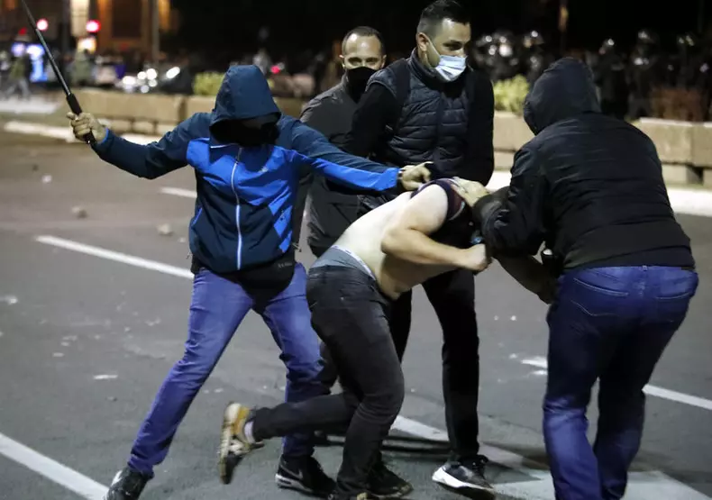 Proteste violente la Belgrad, în fața Parlamentului. Foto: EPA
