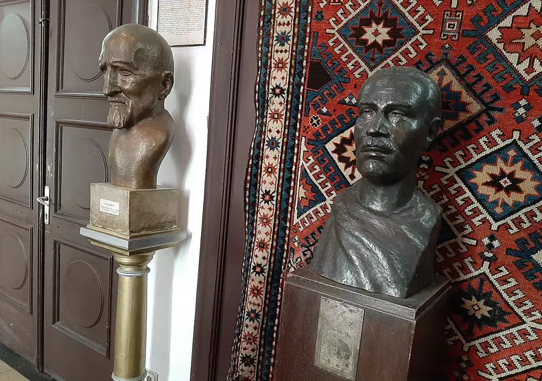 Sculptura din stanga îl reprezintă pe Siruni, fondatorul micului muzeu