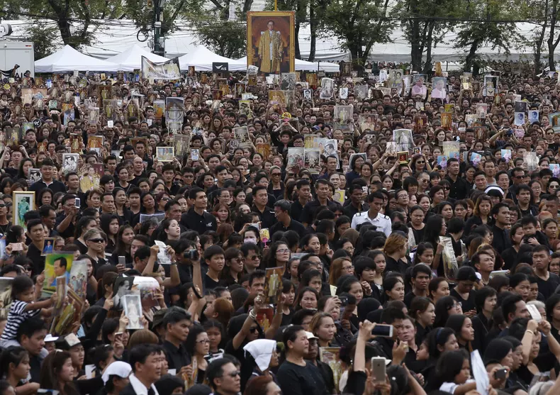 Thailanda, in doliu. Sute de mii de oameni au cântat imnul național în Thailanda, în onoarea regelui Bhumibol