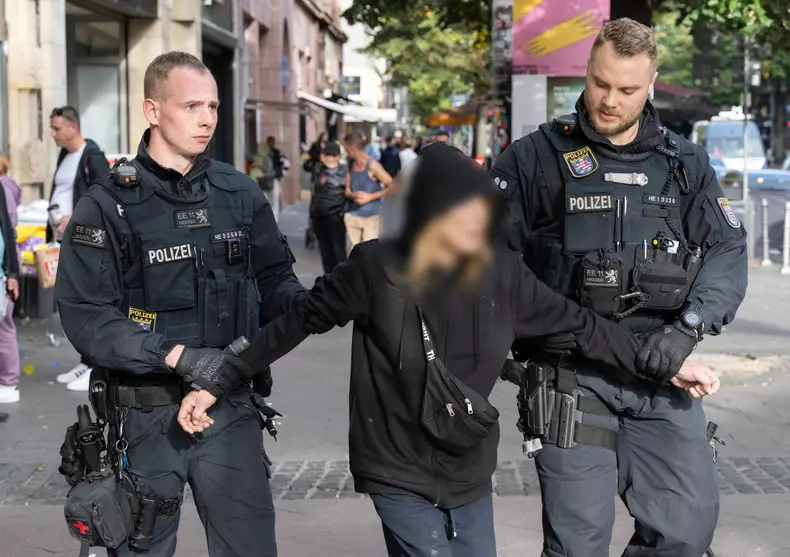 Police raid in Frankfurt station district