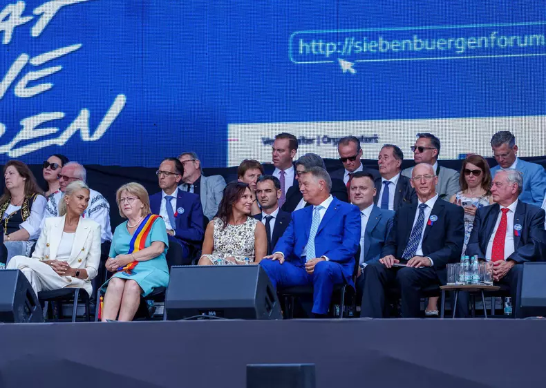 carmen-iohannis-rochie-2