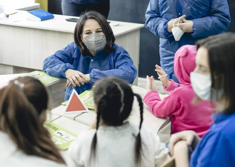 Bundesaussenministerin Annalena Baerbock (Buendnis 90 Die Gruenen) besucht ein Kinderkrankenhaus in der vom Krieg zersto