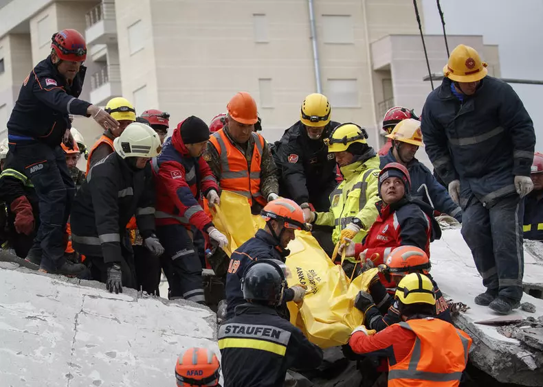 Echipele de salvare,   în mijlocul dezastrului din Albania (Foto EPA)