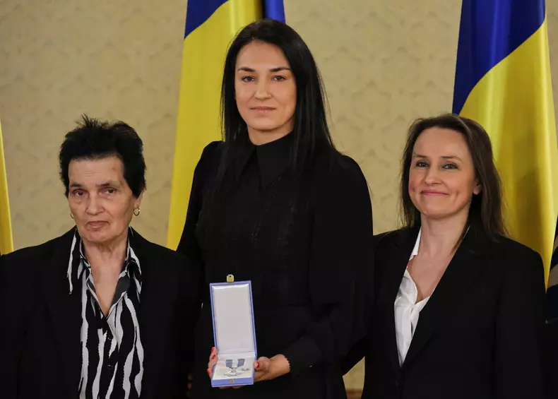 Cristina Neagu a fost decorată de președintele Ilie Bolojan 3