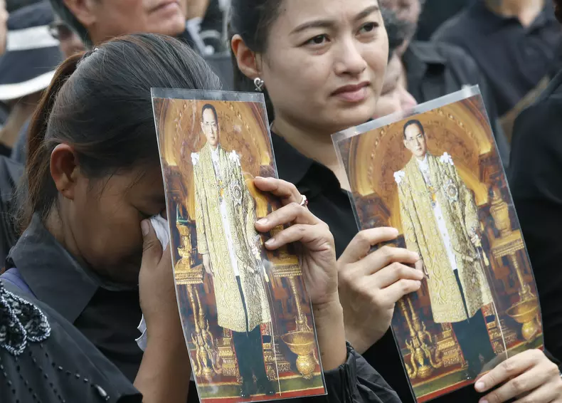 Thailanda, in doliu. Sute de mii de oameni au cântat imnul național în Thailanda, în onoarea regelui Bhumibol