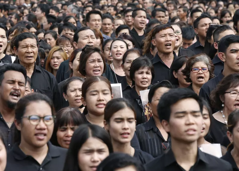 Thailanda, in doliu. Sute de mii de oameni au cântat imnul național în Thailanda, în onoarea regelui Bhumibol