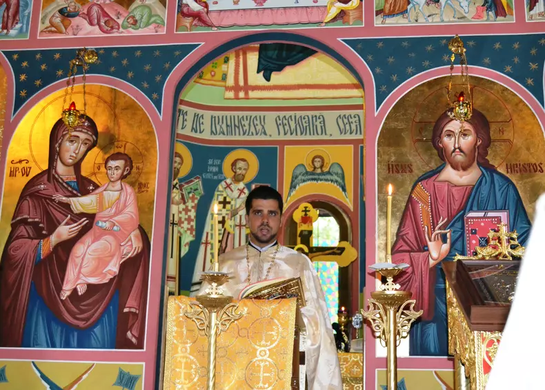 Preotul-polițist Bogdan Nițu, în timpul slujbei din Biserica Sfântul Mare Mucenic Mina
