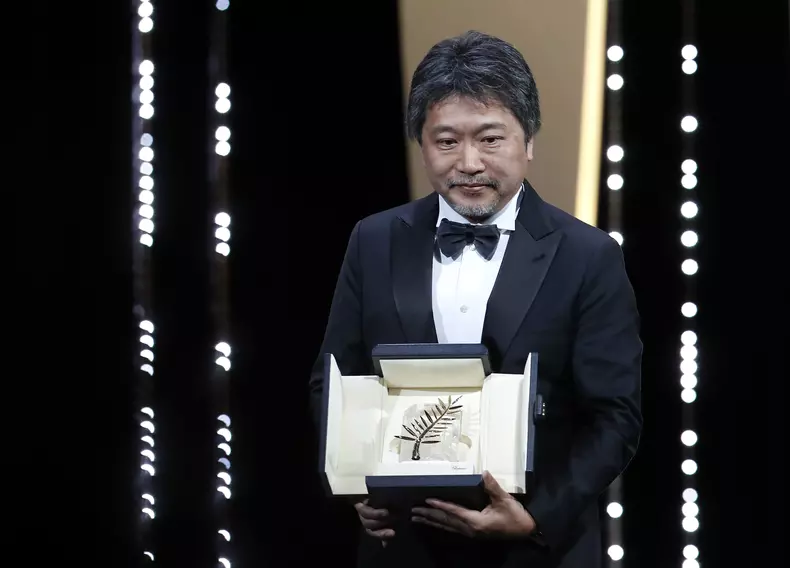 Regizorul japonez Hirozaku Kore-Eda a câștigat trofeul Palme d'Or la festivalul de film de la Cannes 2018