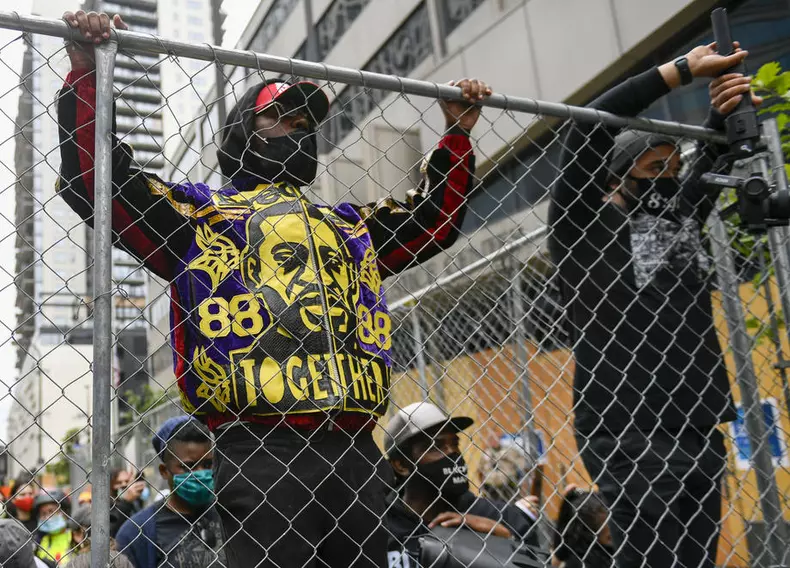Protestatarii reuniți în fața sediului tribunalului unde au fost audiați cei patru polițiști implicați în uciderea lui George Floyd. Foto: EPA
