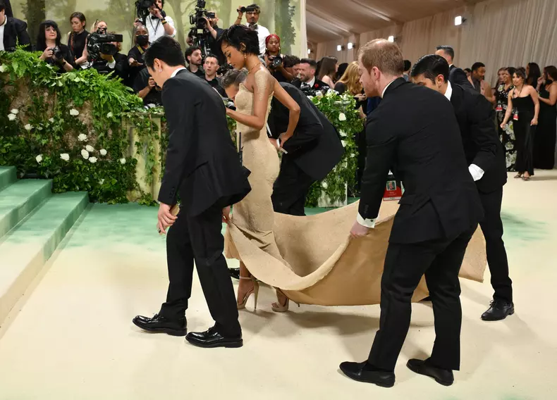 tyla-rochie-nisip-met-gala-2024-6