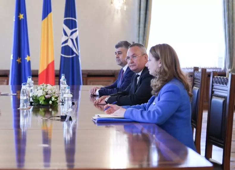 Președintele Klaus Iohannis, discuții la Palatul Cotroceni cu liderii coaliției, Nicolae Ciucă și Marcel Ciolacu, și cu ministrul Educației, Ligia Deca. Foto: Administrația Prezidențială