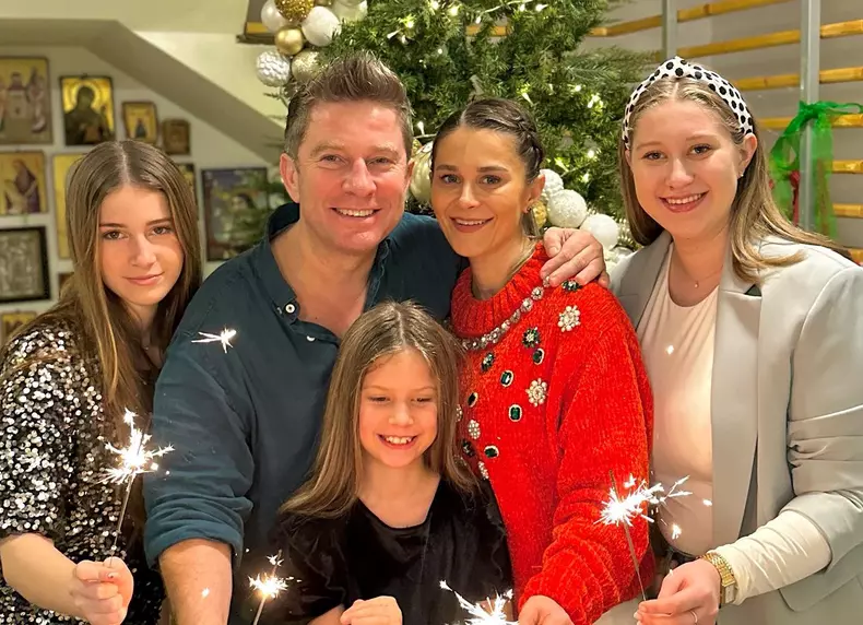 Pavel Bartos si familia