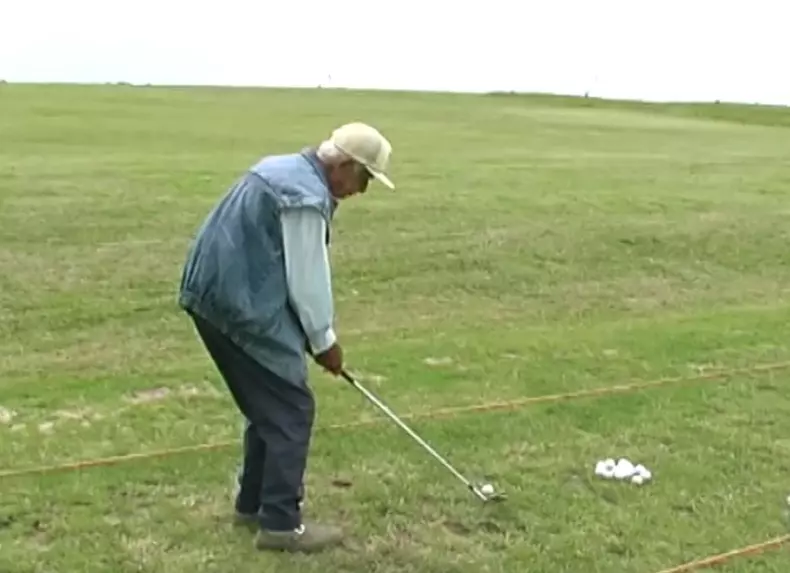 Paul Tomiță la aniversarea de 90 de ani, pe terenul de golf de la Pianu. Foto captura video youtube2