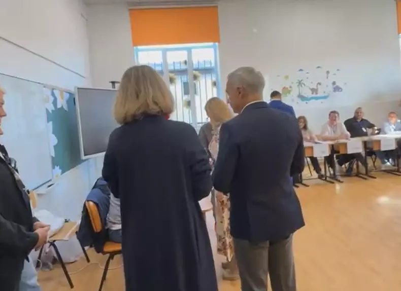 Cristela Georgescu la secția de votare (4)