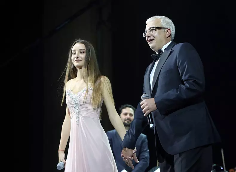 fata catalin crisan 1