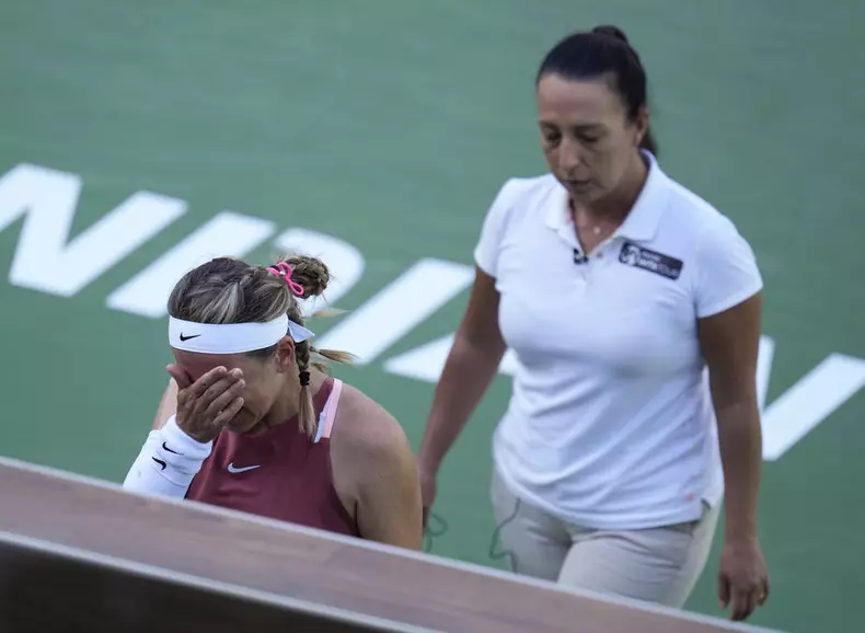 Victoria Azarenka a inceput sa planga in timpul meciului cu Elena Rybakina. Foto: EPA