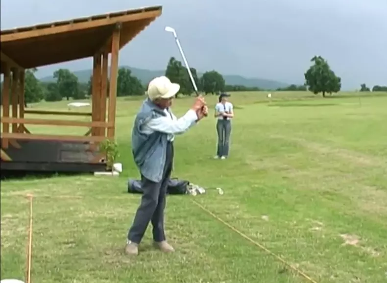 Paul Tomiță la aniversarea de 90 de ani, pe terenul de golf de la Pianu. Foto captura video youtube3