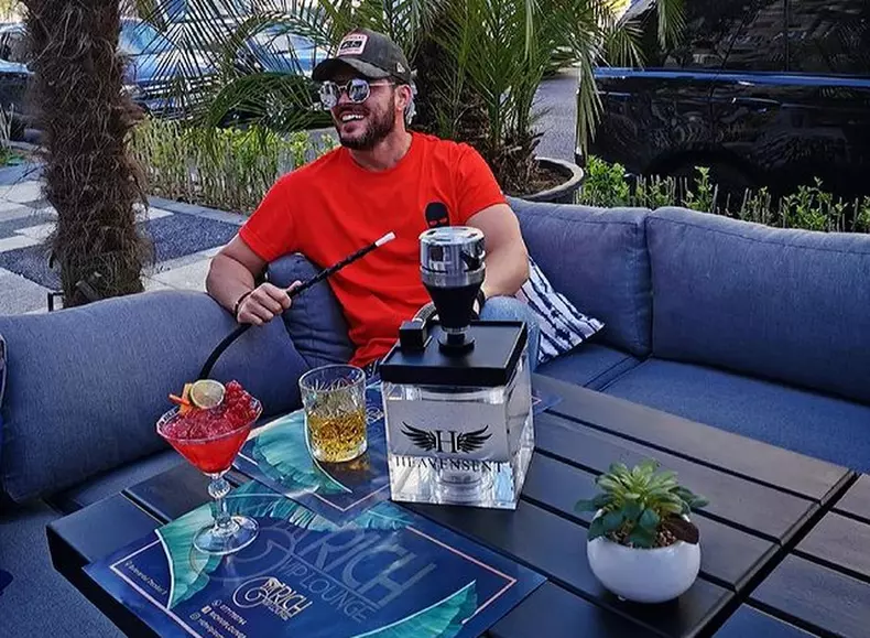 victor-slav-a-inchis-cafeneaua-1