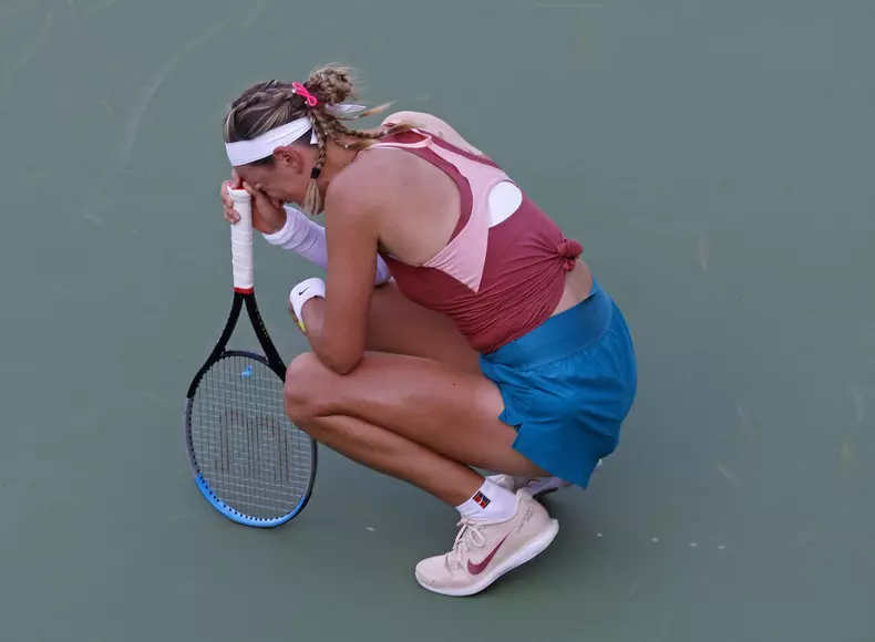 Victoria Azarenka a inceput sa planga in timpul meciului cu Elena Rybakina. Foto: Hepta
