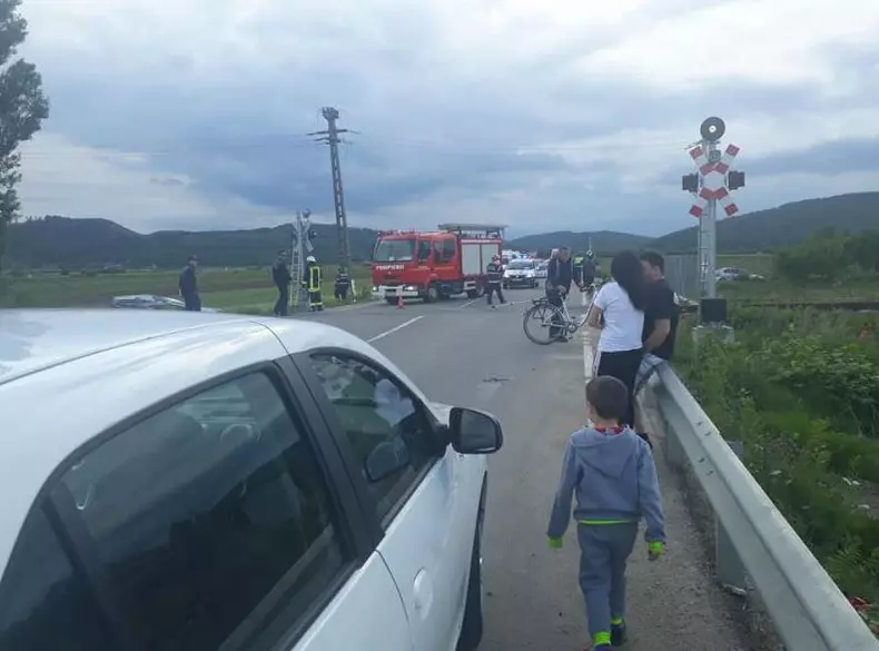 O mașină a fost lovită de trenul Budapesta-Brașov, în Alba