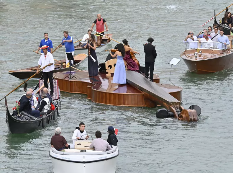 Venezia, il Violino di Noè suona sul Canal Grande: la barca-violino omaggio alla rinascita post pandemia
