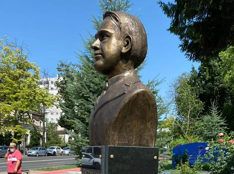 statuie-octavian-goga-iasi