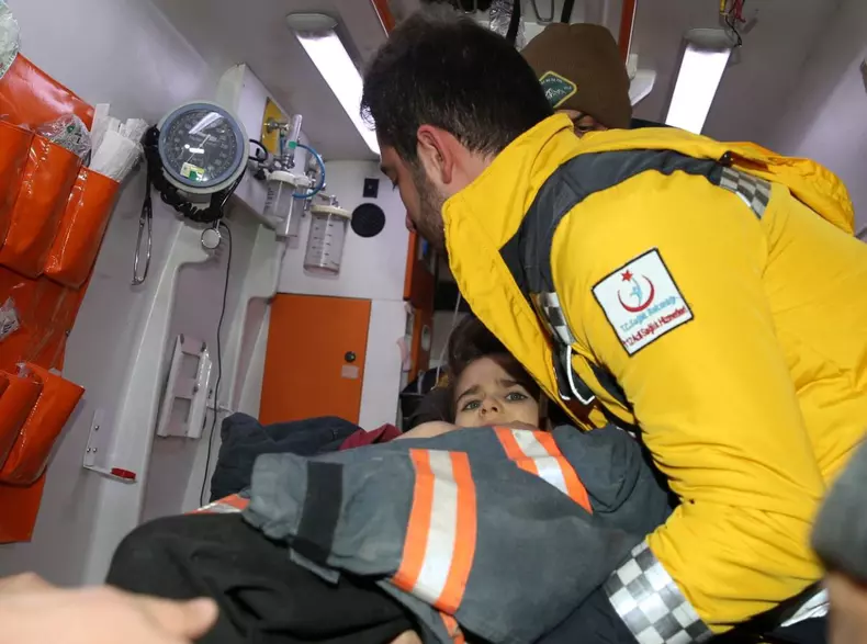 Starea de sănătate a fetiței de 5 ani a fost declarată stabilă, iar familia de 3 persoane a fost transferată la spital, după ce au stat 73 de ore sub ruine | Foto: Profimedia