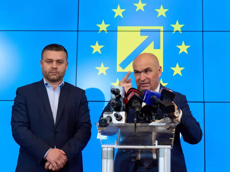 Bucharest, Romania. 26th Nov, 2024: The new interim president of the National Liberal Party (PNL), Ilie Bolojan (R), president of the Bihor County Council, holds a press conference about the party's future following the resignation of the PNL president, N