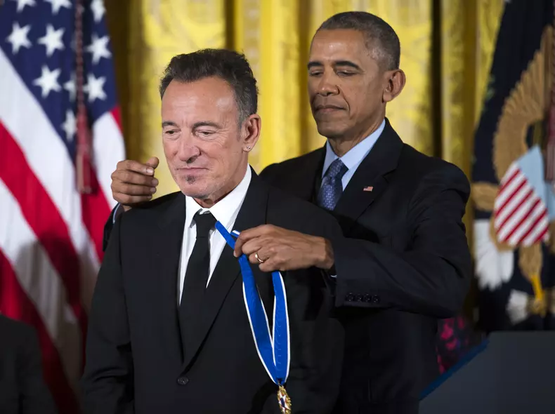 Barack Obama l-a decorat pe Bruce Springsteen