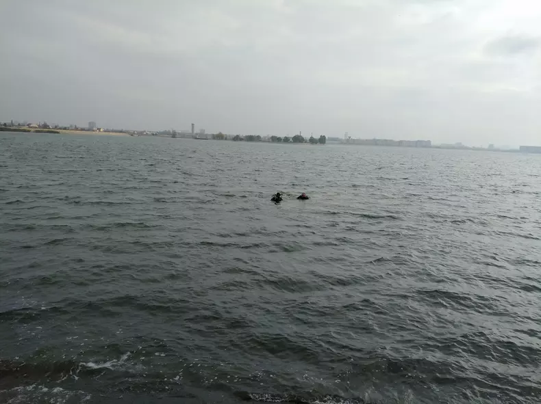 O mașină a căzut în Lacul Morii din București (2)