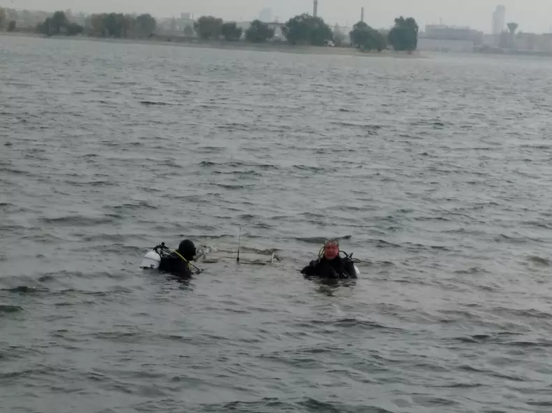 O mașină a căzut în Lacul Morii din București (3)
