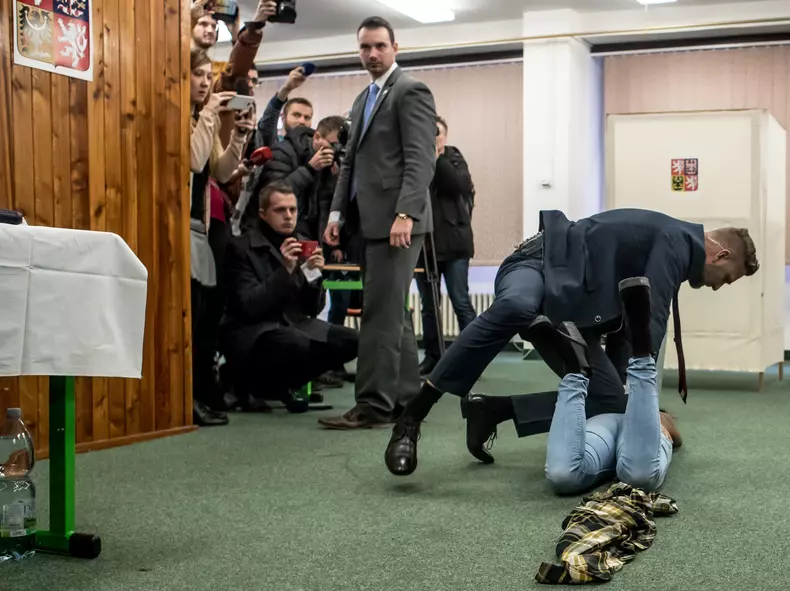 Incident la alegerile prezidențiale din Cehia: O tânără topless l-a atacat pe președintele Milos Zeman